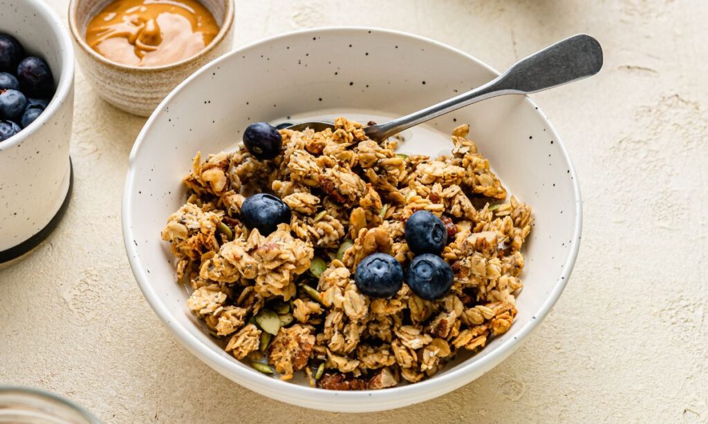 Homemade granola with nuts, seeds, and blueberries served in a bowl – a fertility-friendly breakfast rich in healthy fats, fibre, and essential nutrients.